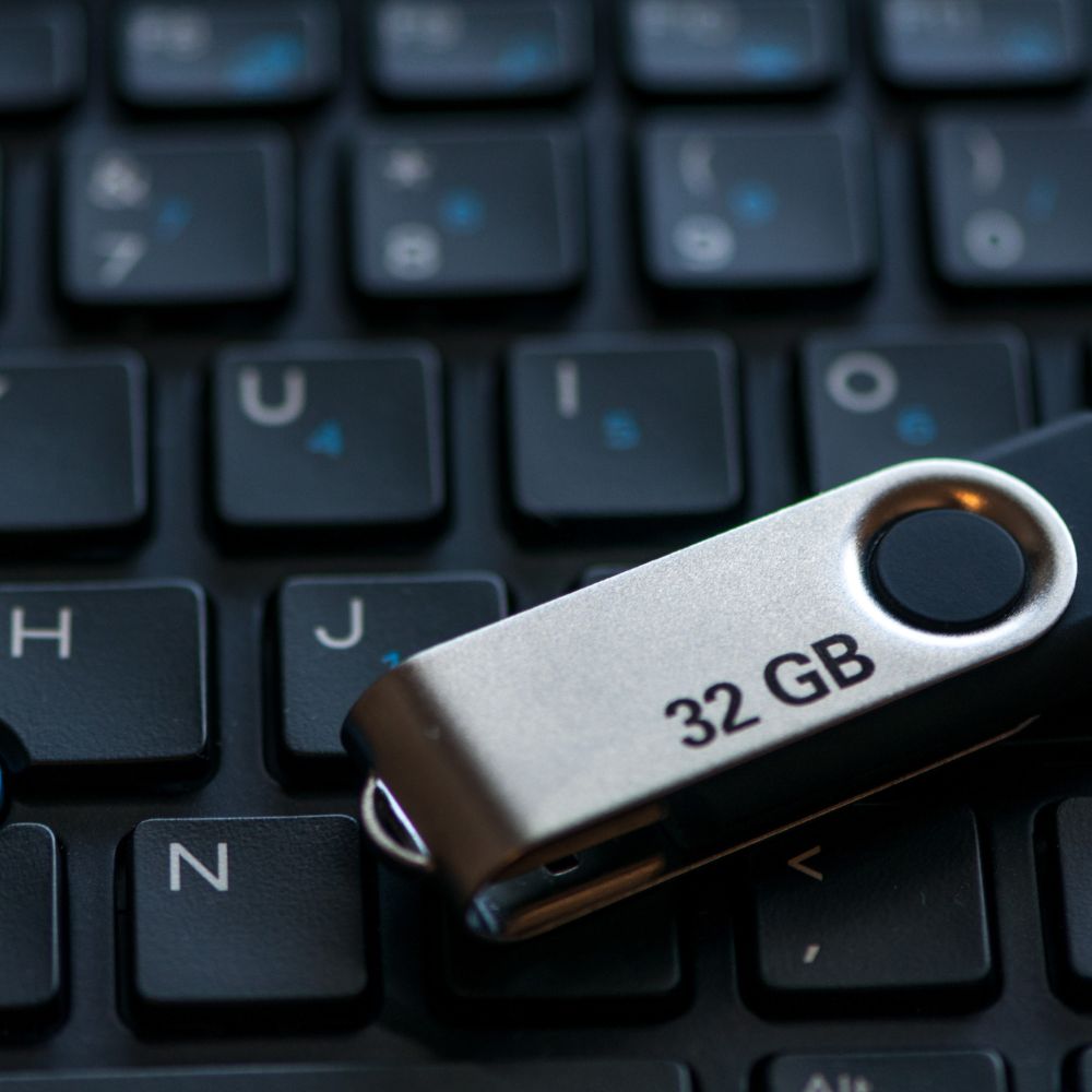 Se muestra una unidad de respaldo tipo usb o memoria flash como se le nombraba antes, que nos sirve para el respaldo de información.