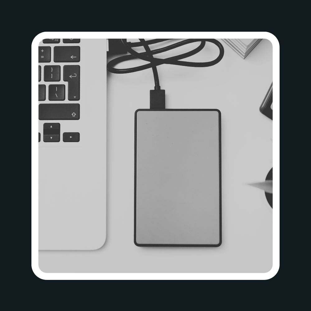 El respaldo de informacion es crucial cuando queremos preservar el trabajo realizado en nuestros equipos de computo , en esta imagen se muestra una laptop con un disco duro externo.